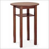 Una pequeña mesa de madera con un estante debajo sobre un fondo blanco.