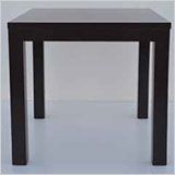 Una pequeña mesa de madera está sobre una superficie blanca.