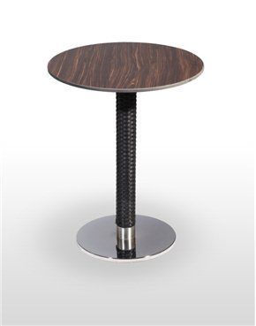 Una mesa redonda con base de mimbre y tablero de madera sobre fondo blanco.