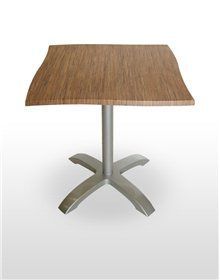 Una mesa de madera con base de metal sobre un fondo blanco.