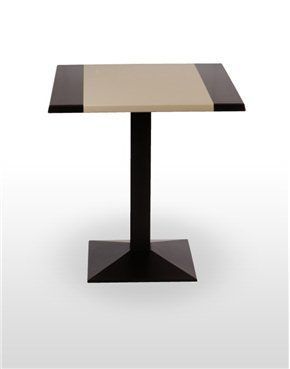 Una pequeña mesa cuadrada con una base negra sobre un fondo blanco.