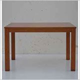 Una mesa de madera está colocada encima de una superficie blanca.