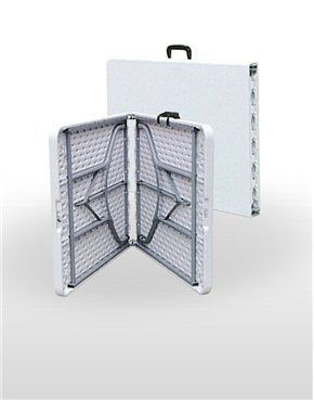 Una mesa plegable blanca con un asa sobre una superficie blanca.