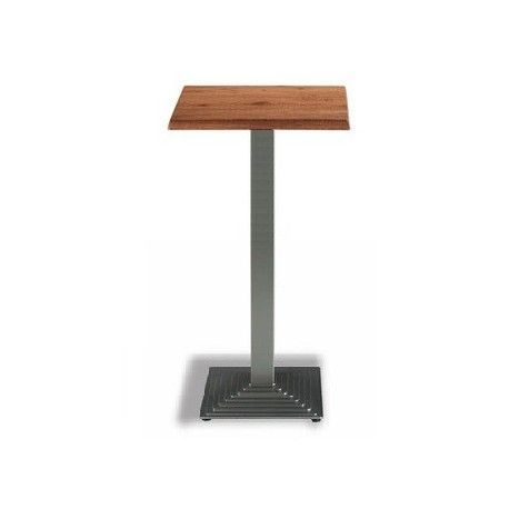 Una pequeña mesa de madera con una base de metal sobre un fondo blanco.