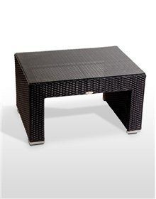 Una mesa de café de mimbre negra está sobre una superficie blanca.