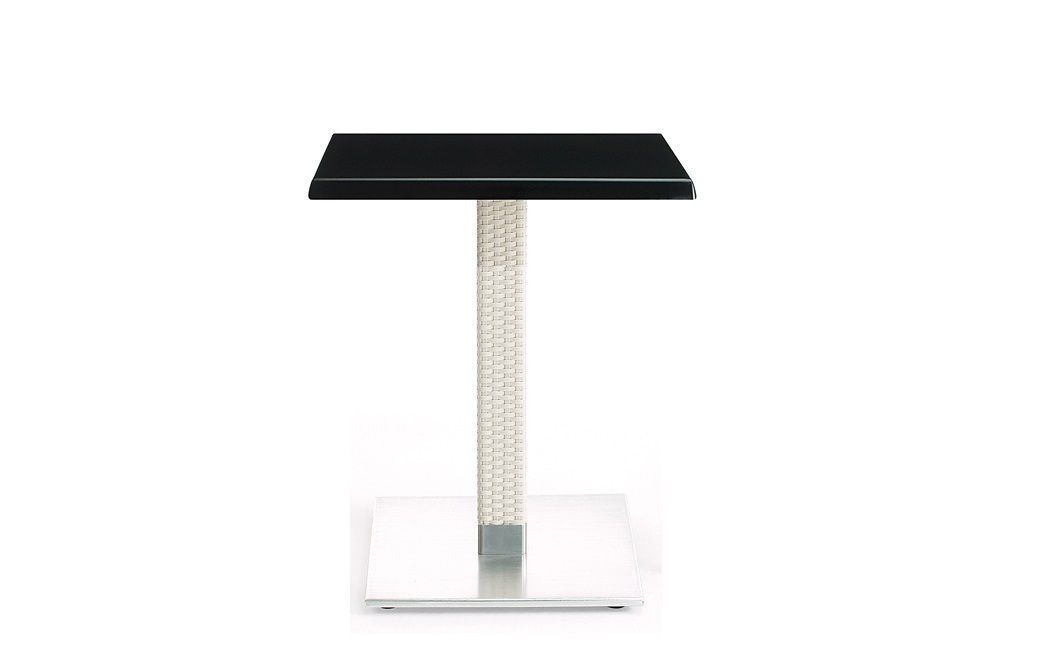 Una mesa pequeña con tapa negra y base de acero inoxidable sobre fondo blanco.