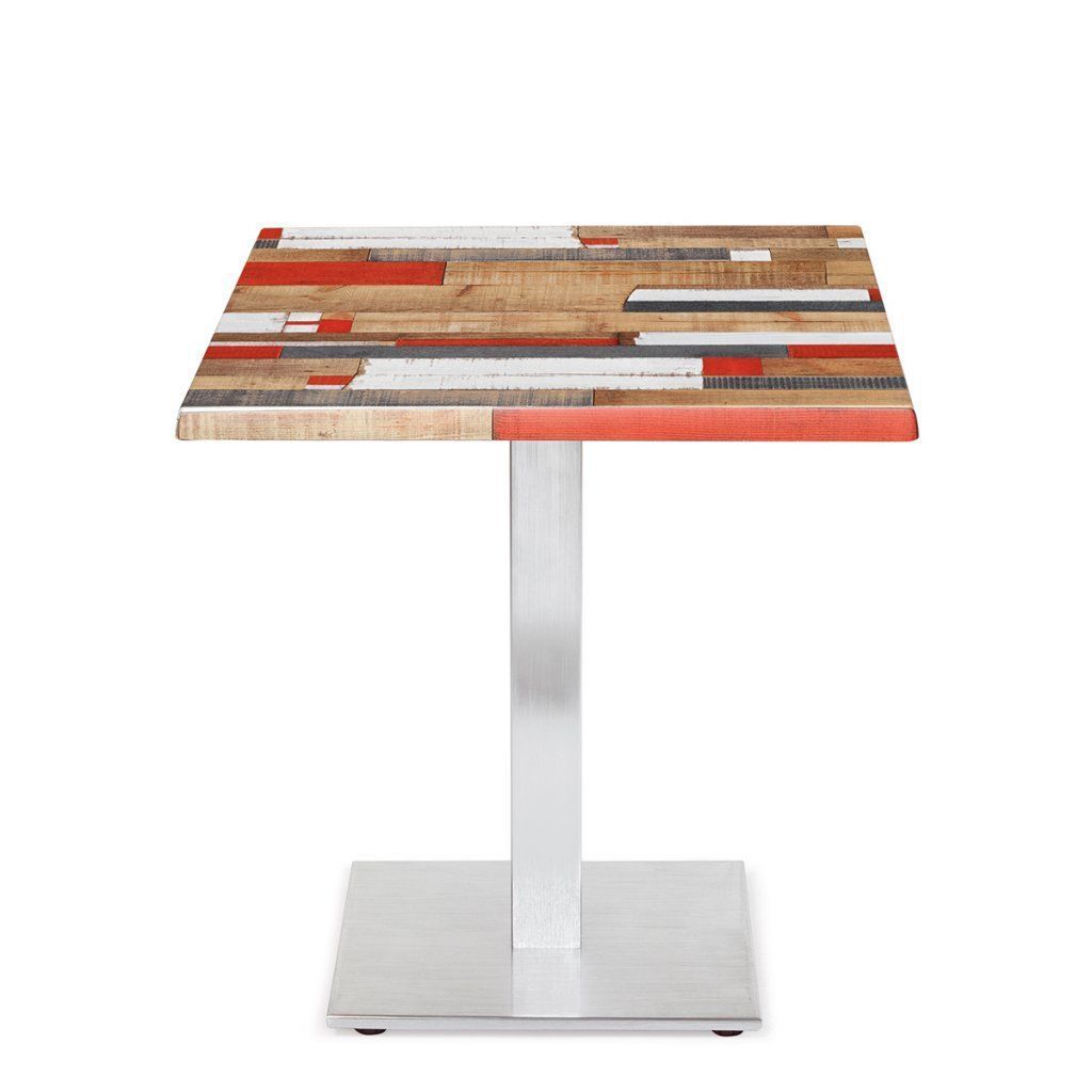 Una mesa pequeña con tapa de madera y base de acero inoxidable sobre fondo blanco.