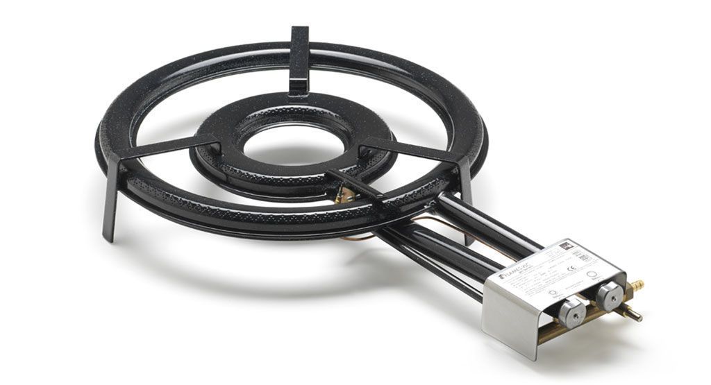 Un quemador de gas está sobre una superficie blanca.