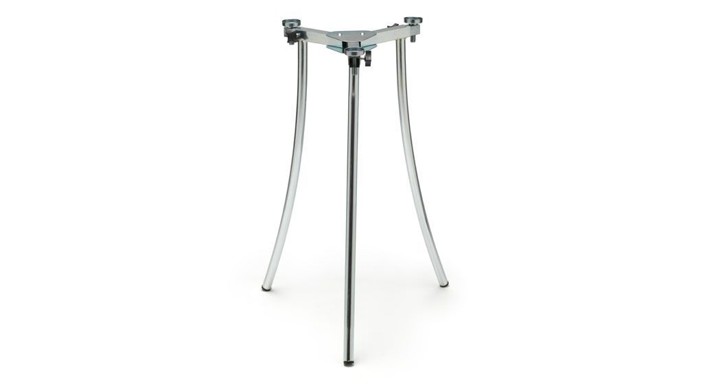 Un trípode de metal con tres patas sobre un fondo blanco.