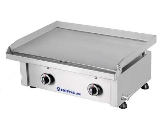 Una plancha de acero inoxidable con dos quemadores sobre un fondo blanco.