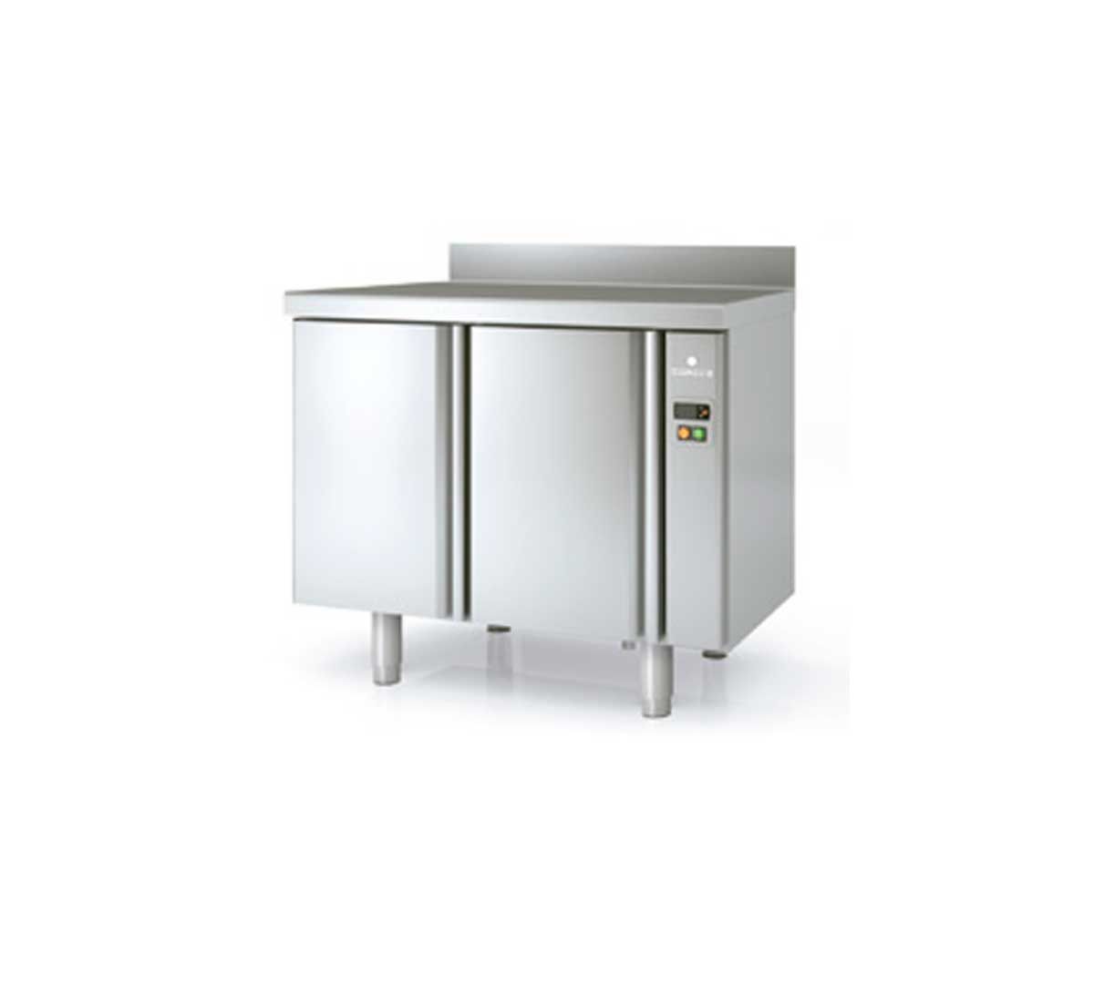 Un armario de acero inoxidable con dos puertas sobre un fondo blanco.