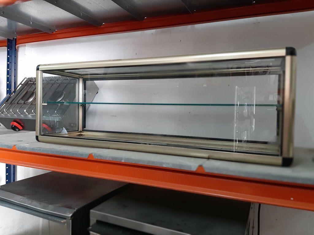 Una vitrina de cristal está colocada encima de un estante.