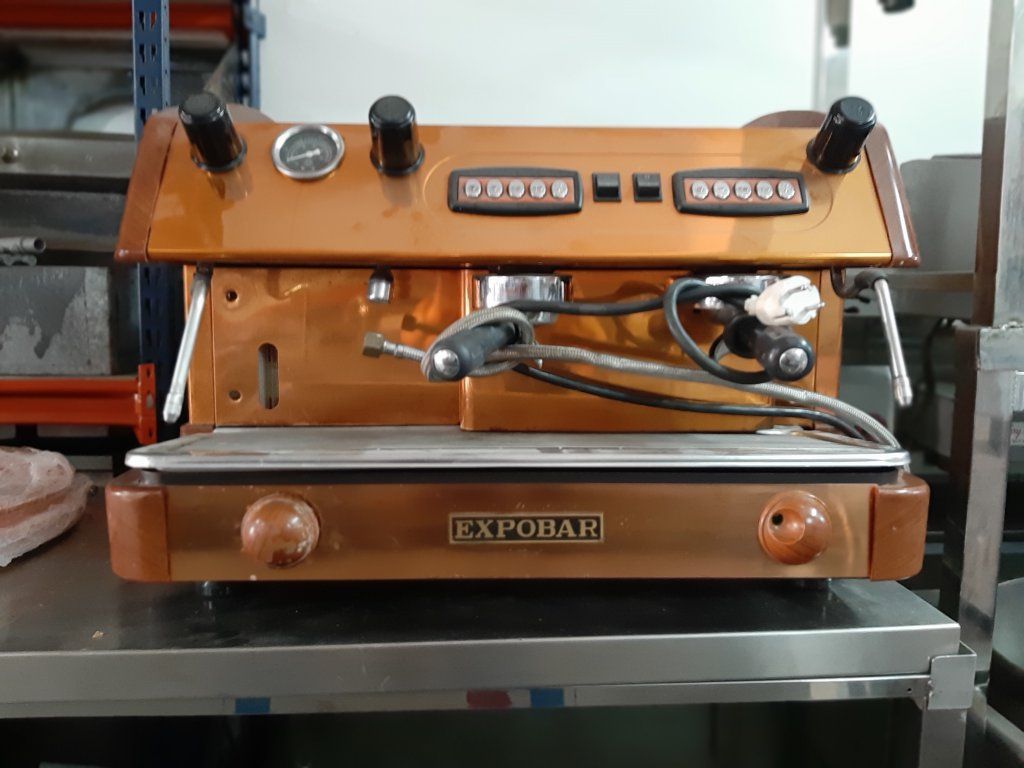 Una máquina de café con la palabra expobar escrita en ella