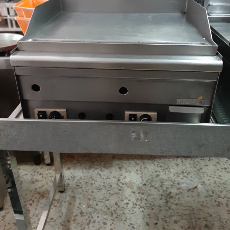 Una estufa de acero inoxidable con un cajón debajo.