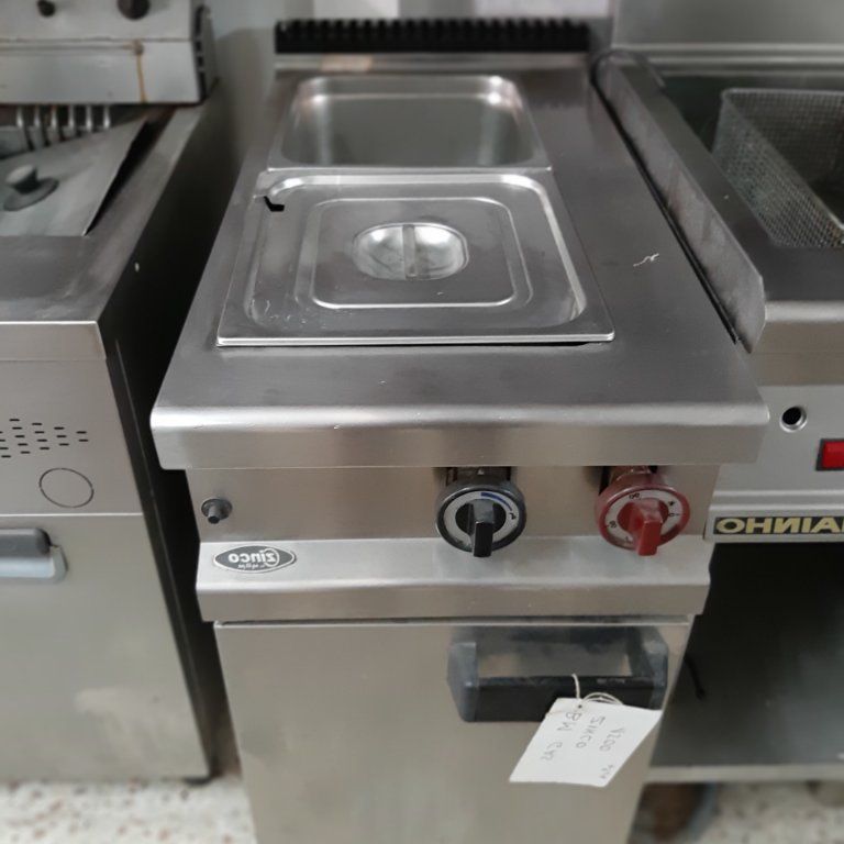 Una estufa de acero inoxidable con un fregadero encima.