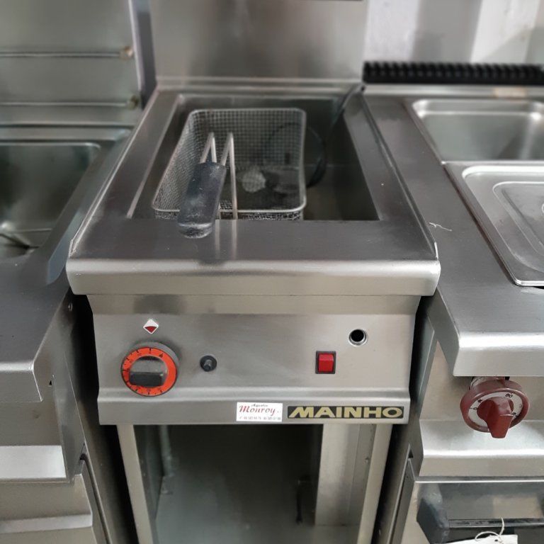 Una freidora de acero inoxidable con la palabra mainho escrita en ella
