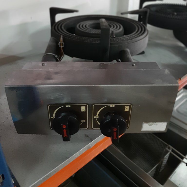 Una estufa de acero inoxidable con dos perillas.