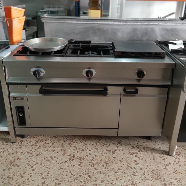 Una estufa de acero inoxidable con una sartén encima.