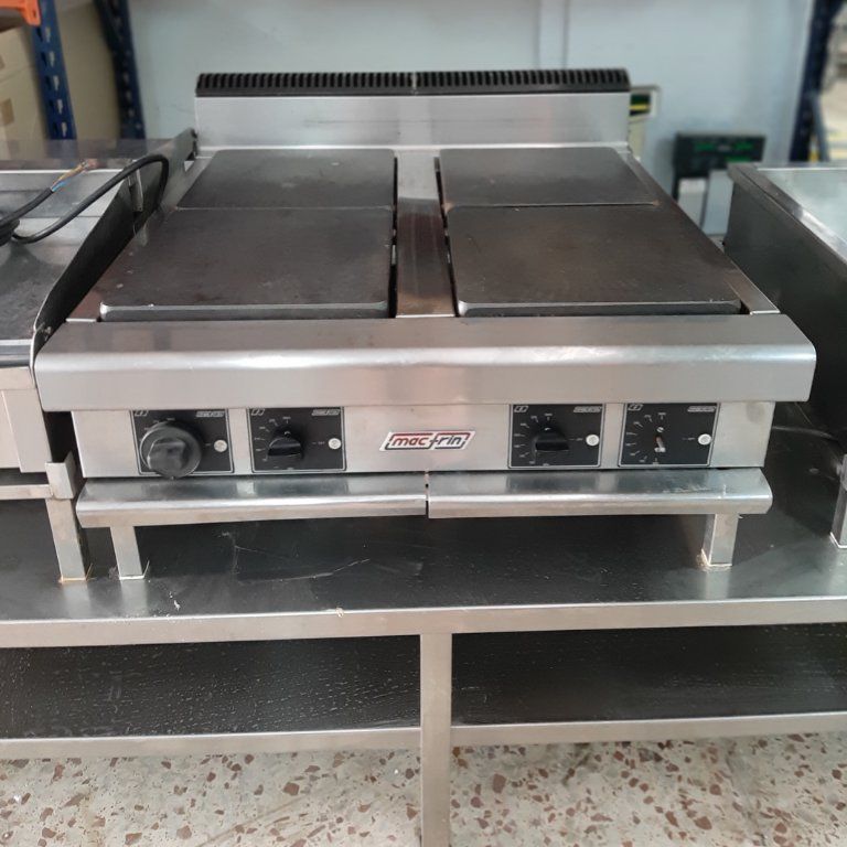 Una estufa de acero inoxidable que dice 