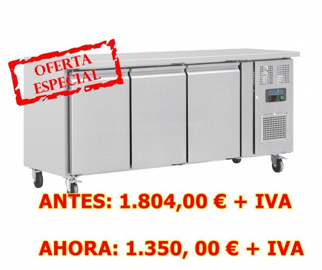 Un refrigerador de acero inoxidable con un sello de oferta especial.