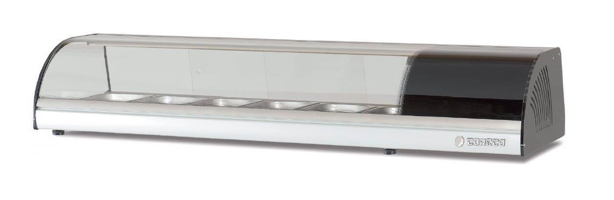 Una vitrina de alimentos de acero inoxidable con tapa de cristal sobre un fondo blanco.