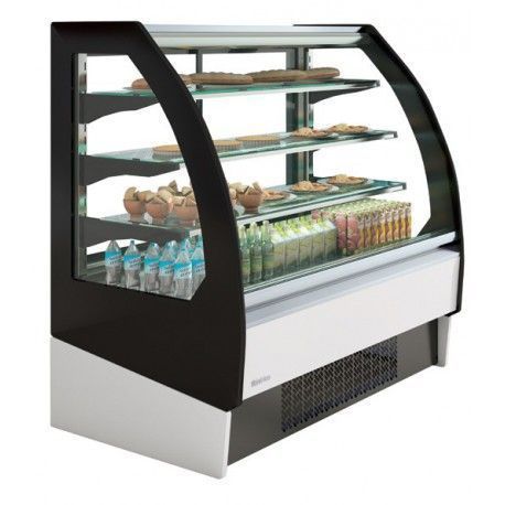 Una vitrina con una puerta de vidrio curvada llena de comida y bebidas.