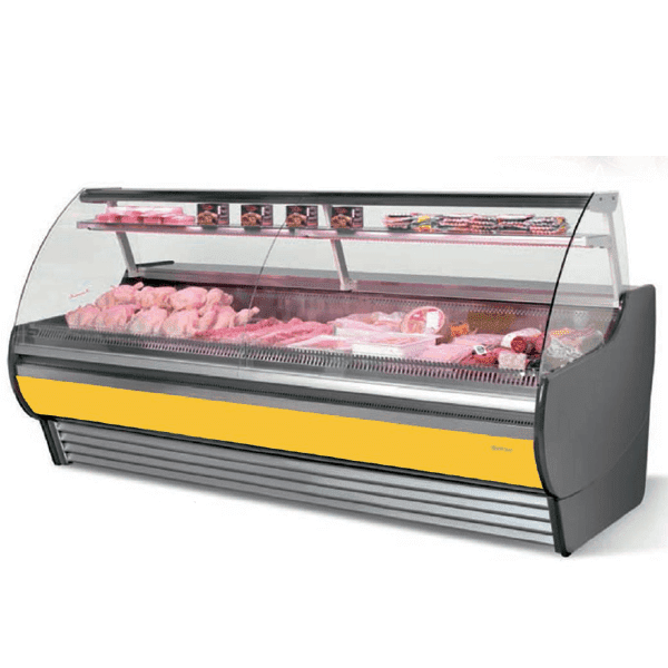 Una vitrina de carnicero llena de carne sobre un fondo blanco.