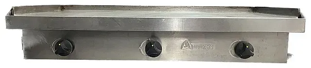 Una parrilla de acero inoxidable con dos quemadores sobre un fondo blanco.