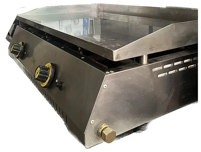 Un primer plano de una parrilla de acero inoxidable sobre un fondo blanco.