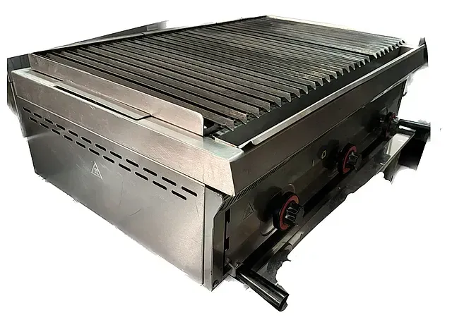 Una parrilla de acero inoxidable está colocada sobre una superficie blanca.