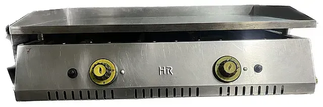 Una parrilla de acero inoxidable con dos quemadores sobre un fondo blanco.