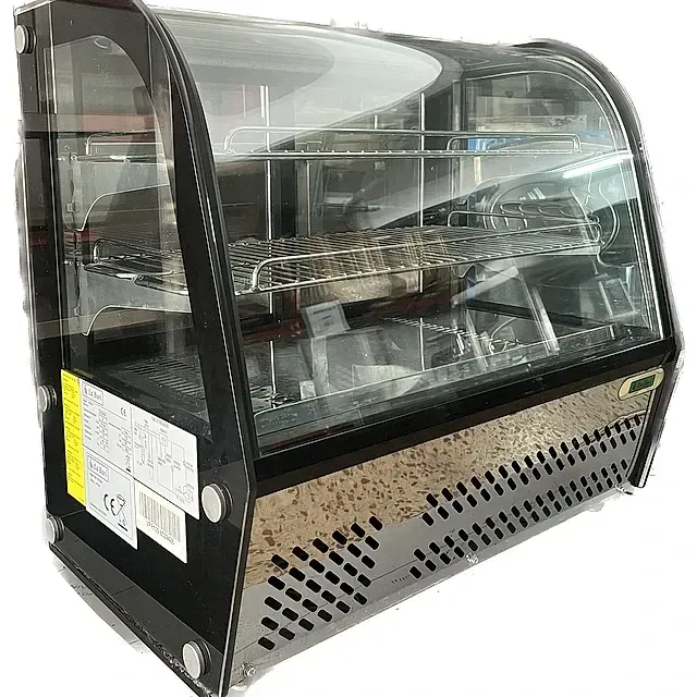 Una vitrina con puerta de cristal y marco de acero inoxidable sobre fondo blanco.