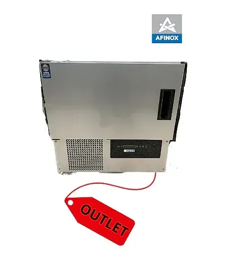 Un electrodoméstico de acero inoxidable con una etiqueta de toma de corriente adherida.