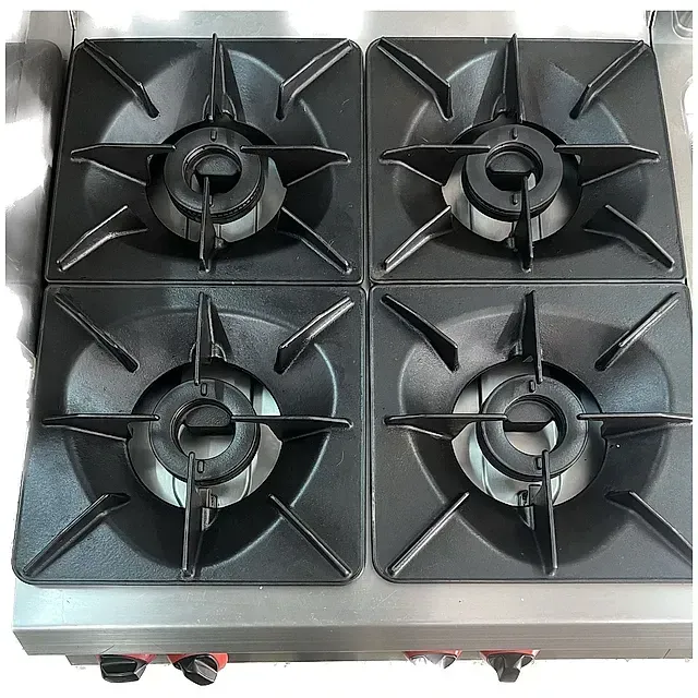 Cuatro quemadores en una estufa con fondo blanco