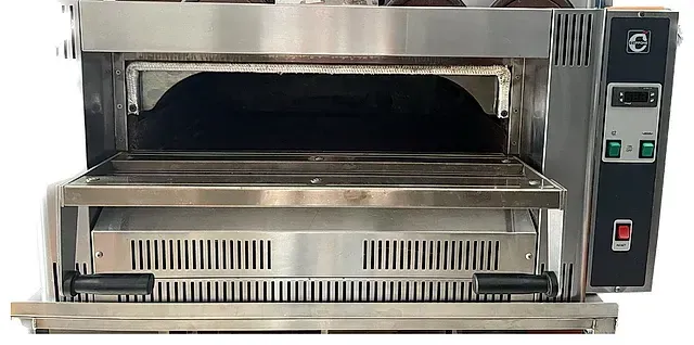 Un horno de acero inoxidable con la puerta abierta sobre un fondo blanco.