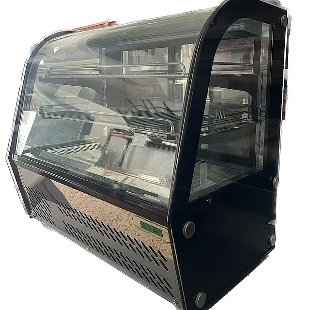 Una vitrina de cristal con marco negro sobre fondo blanco.