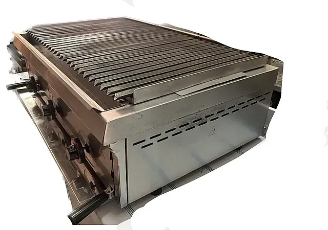 Una parrilla de acero inoxidable está colocada sobre una superficie blanca.