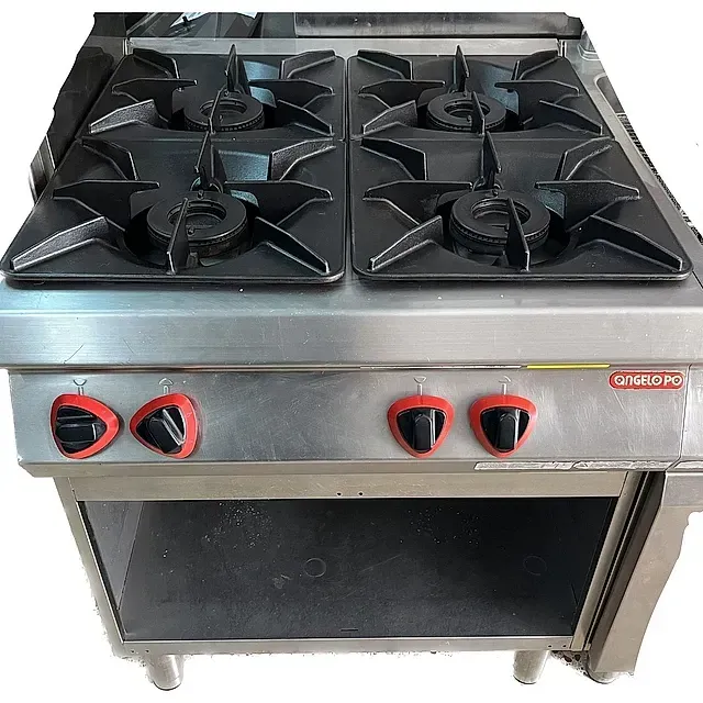 Una estufa de gas con cuatro quemadores y un estante debajo.