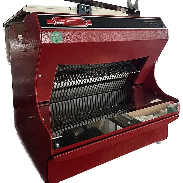 Una rebanadora de pan roja gs está sobre una superficie blanca