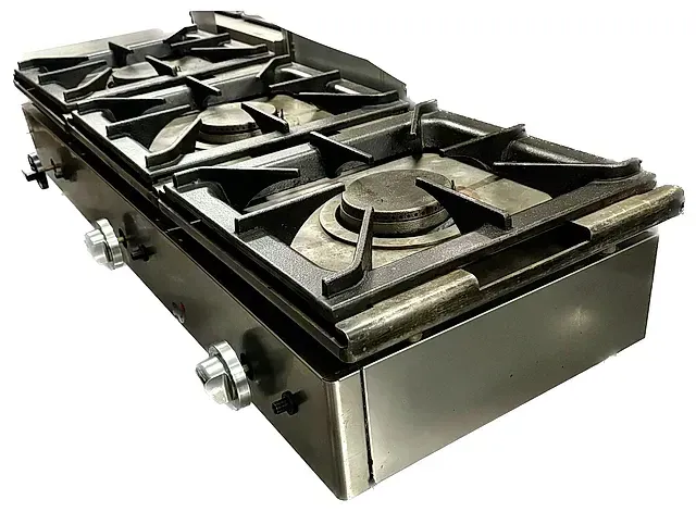 Una estufa de gas de acero inoxidable con tres quemadores sobre un fondo blanco.