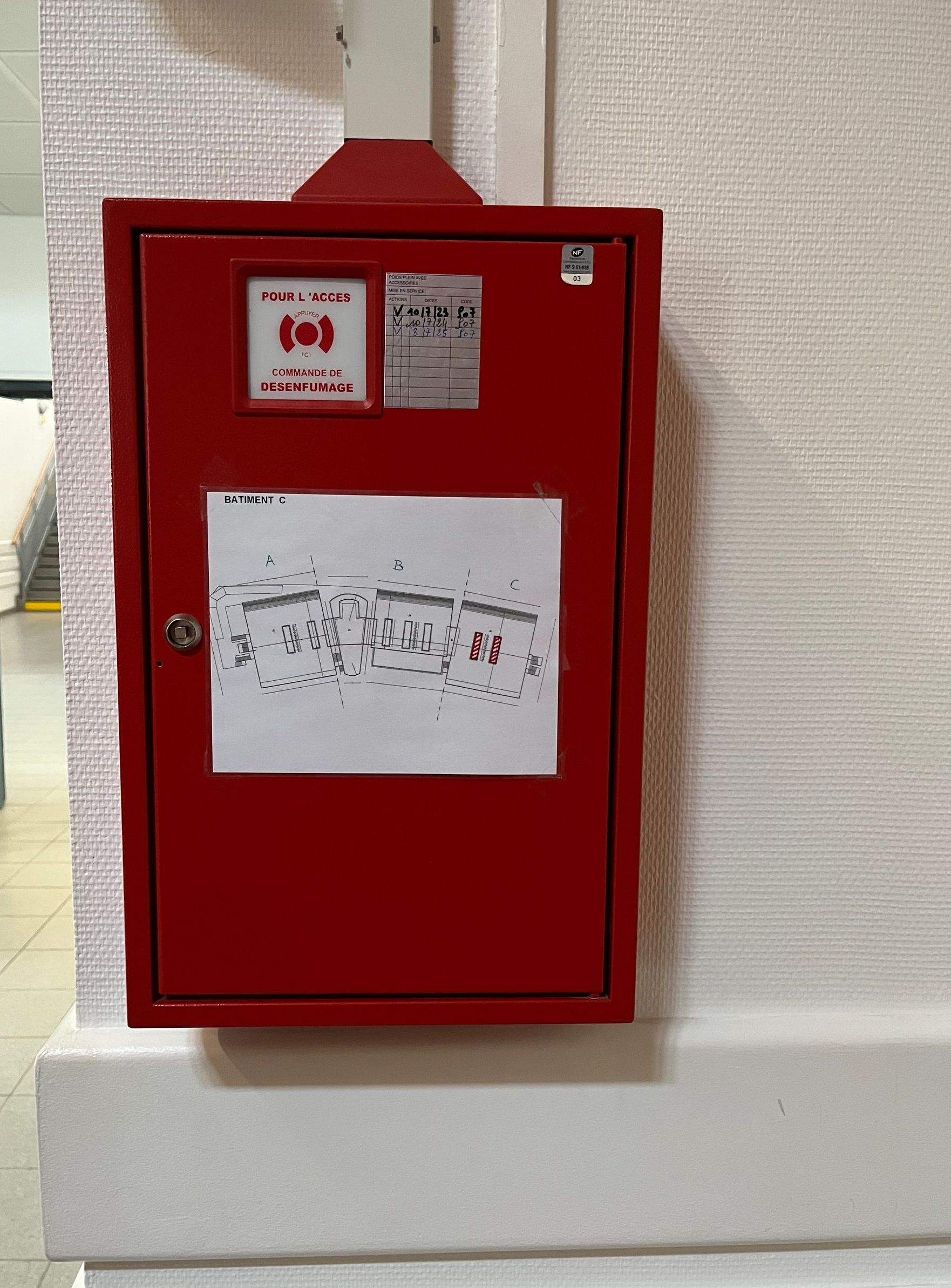Panneau de commande d'alarme incendie.