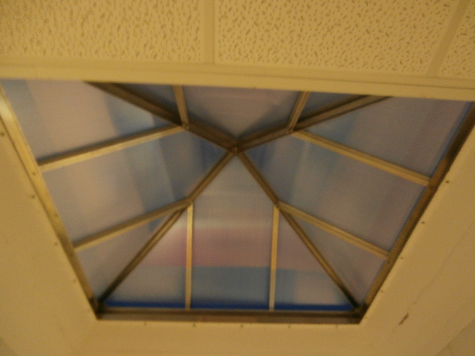 Puits de lumière au design géométrique triangulaire.