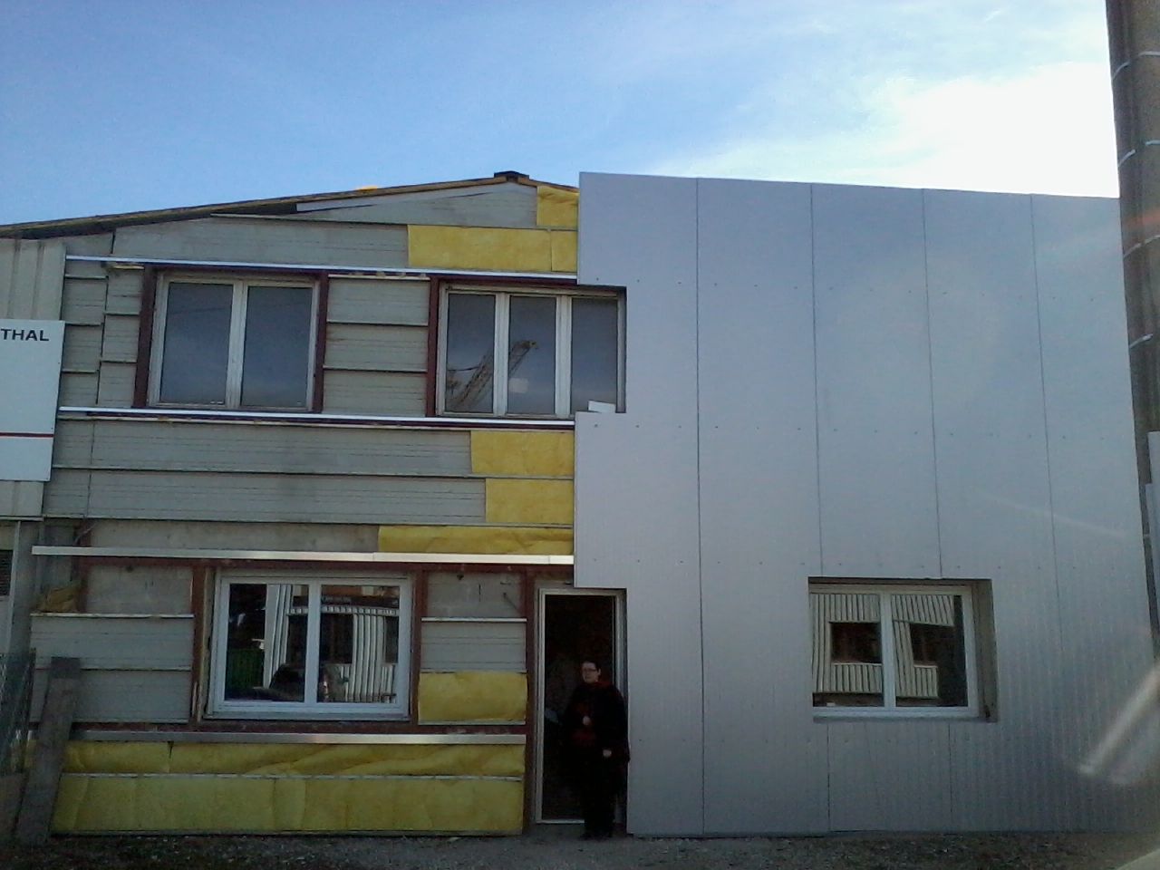 Façade du bâtiment, partiellement rénovée.