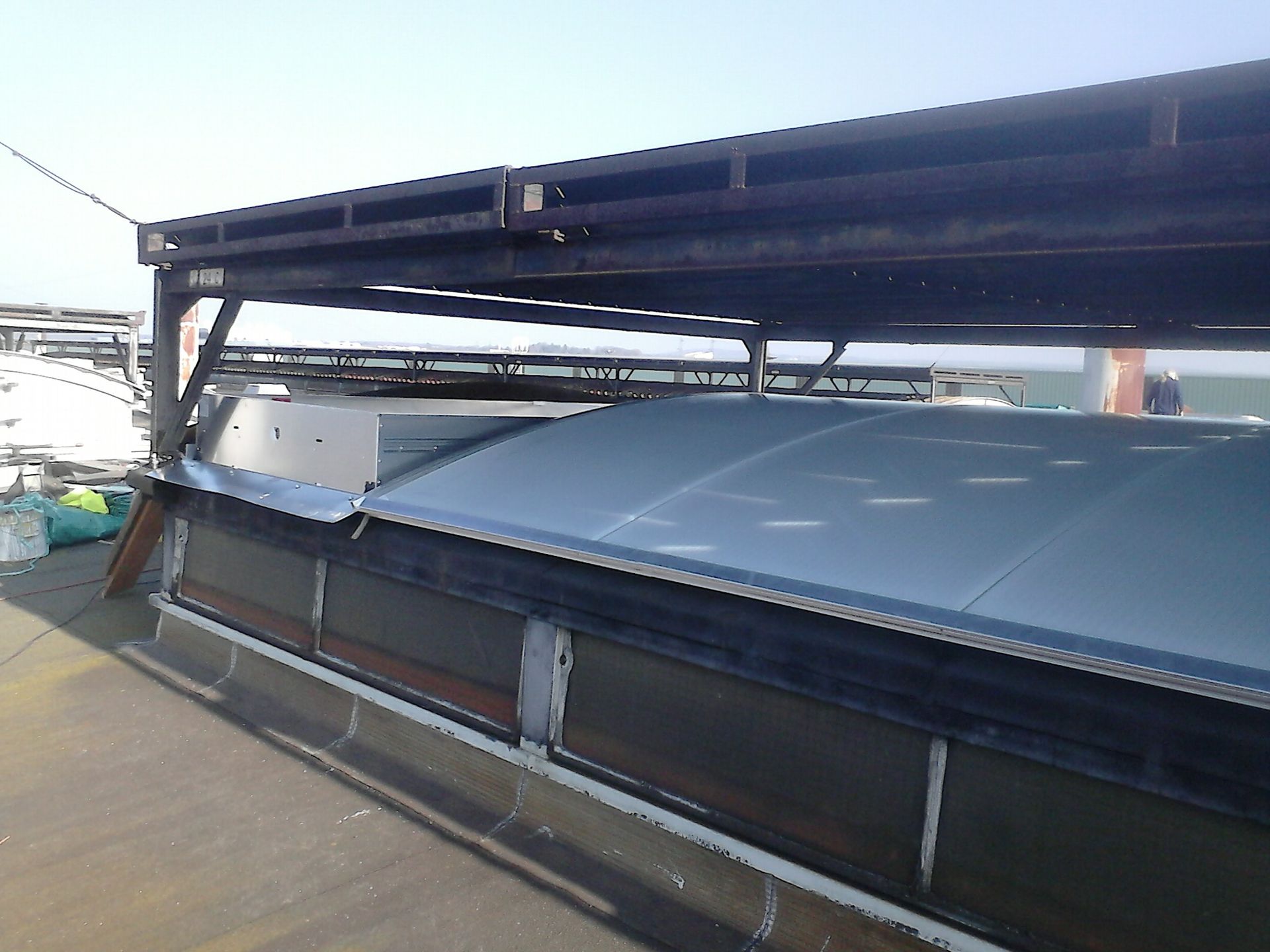 Structure de puits de lumière arquée, bleue et transparente.