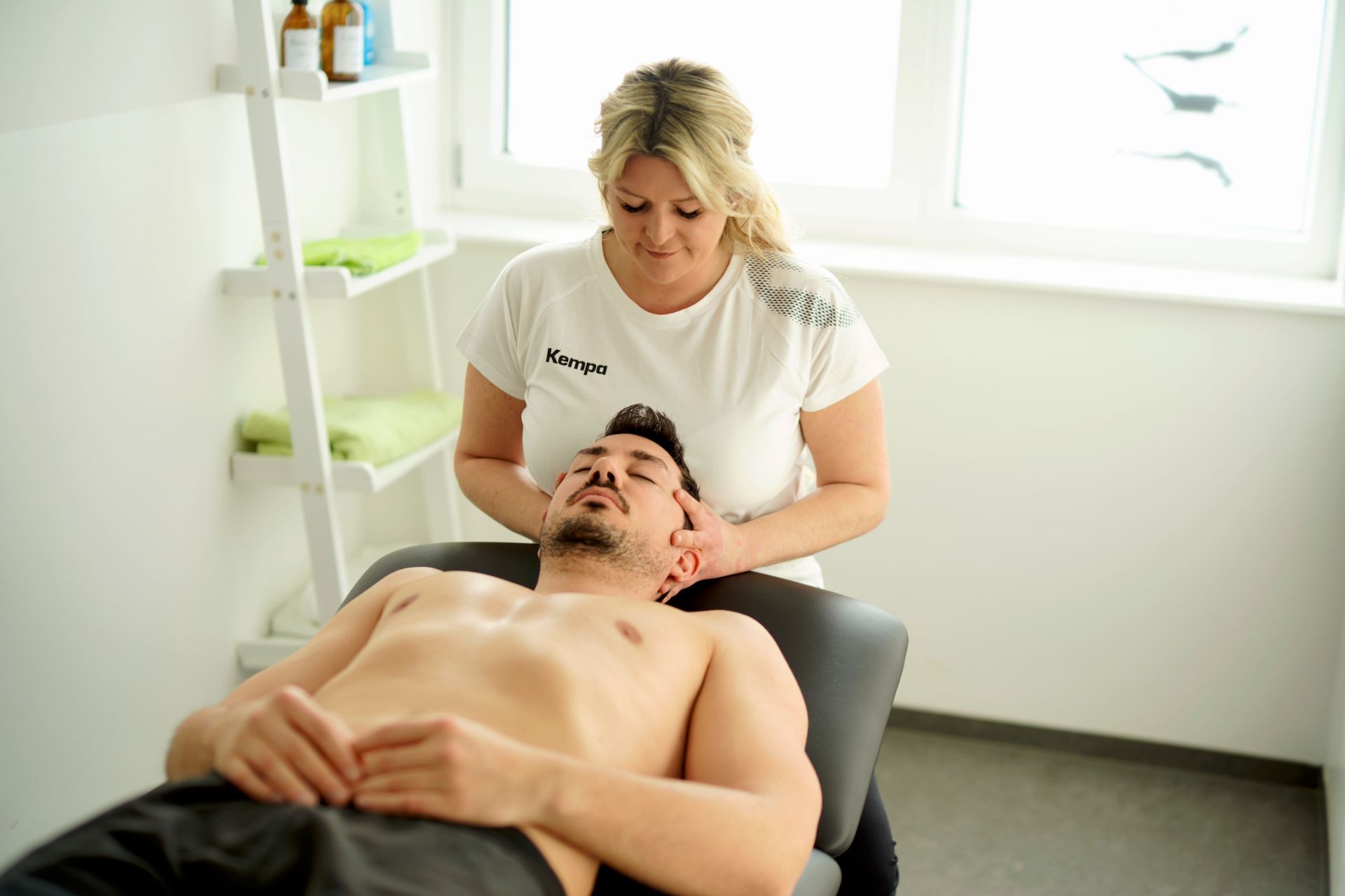Ein Mann erhält eine osteopathische Therapie und Massage