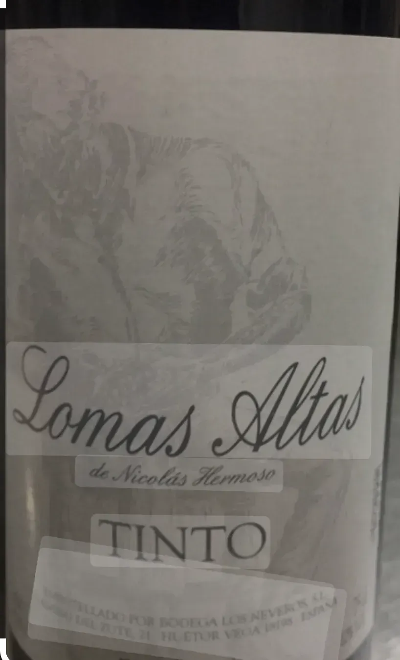 Etiqueta del vino “Lomas Altas Tinto”, con la imagen de una montaña al fondo.