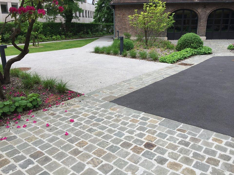 Allée en pavage et béton désactivé