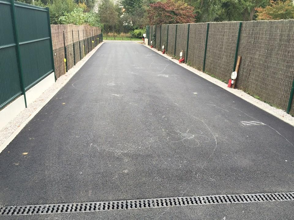 Chemin d'accès en béton désactivé