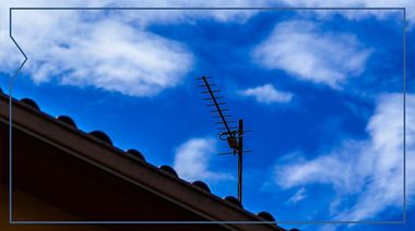 Antenne TV sur un toit