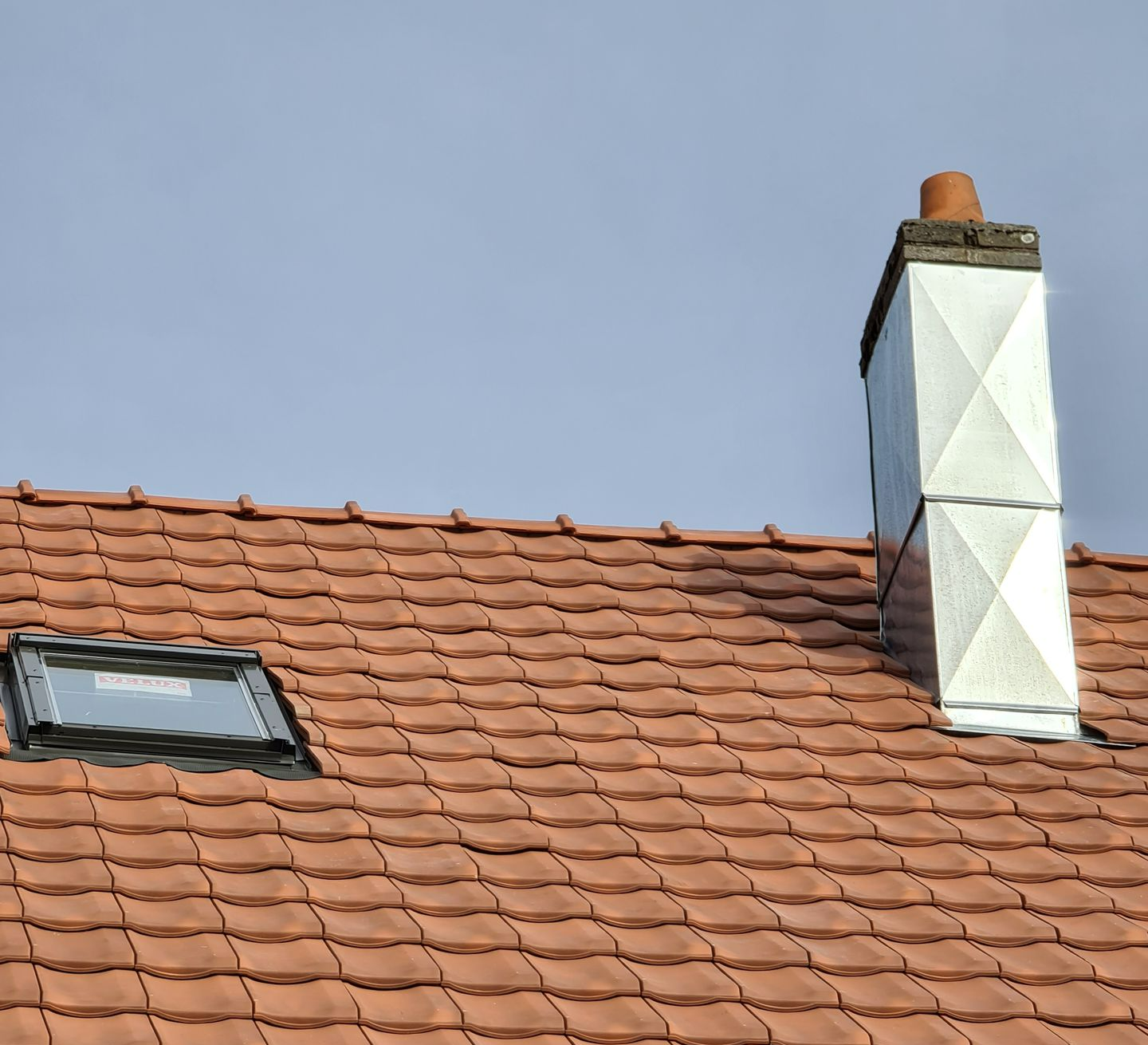 Toiture fraîchement installée avec velux® et zinguerie pour cheminée